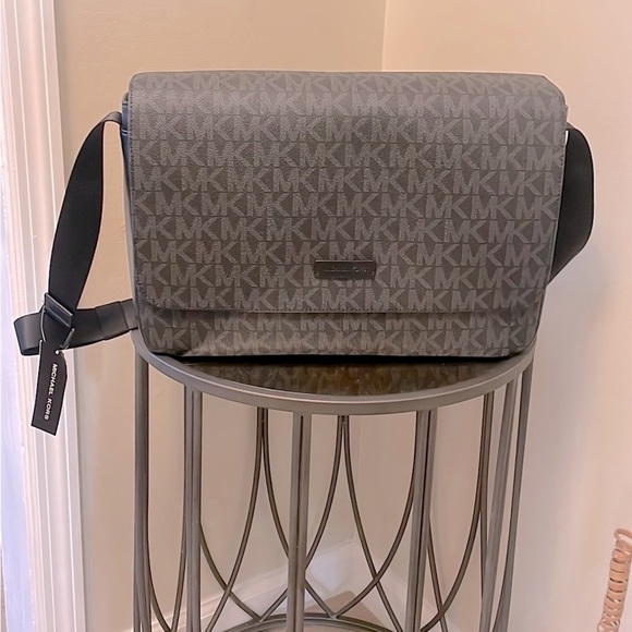 Michael Kors Harrison Laptop Messenger Crossbody - Picture 2 of 8